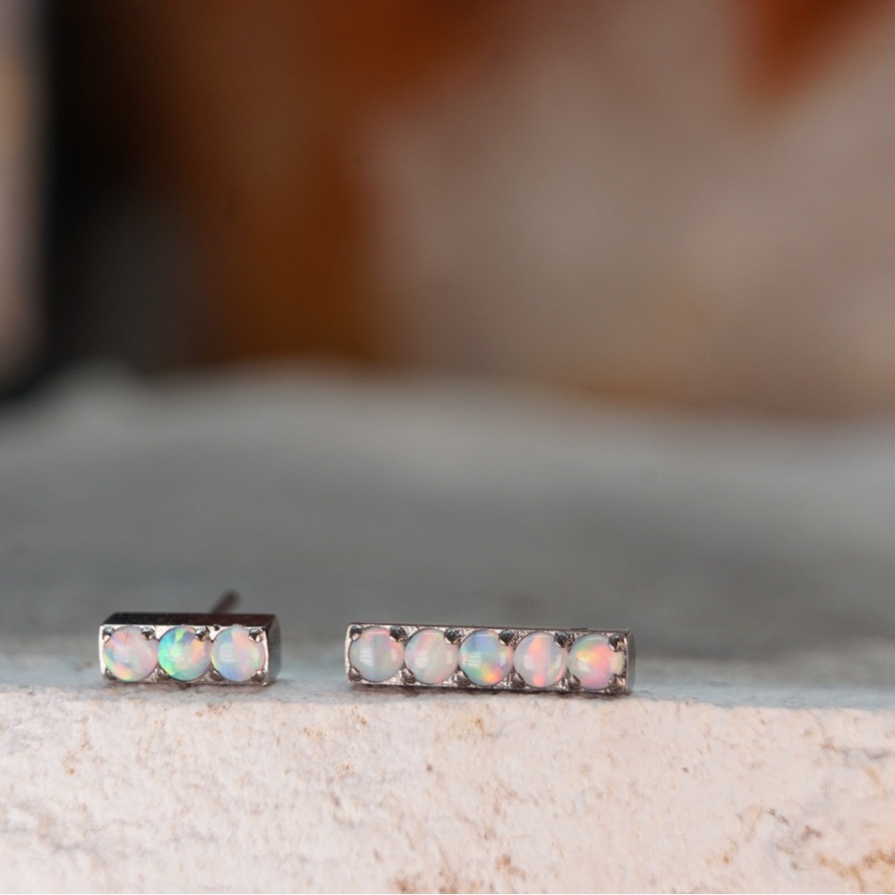 Opal Bar threadless End - Titanium - with 16g labret